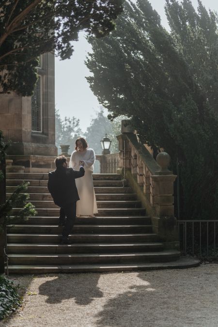 Standesamtliche Trauung im Blauen Salon – Winterhochzeit im Schlosshotel Kronberg mit Hund