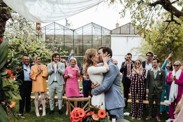 Die Größe der Hochzeit sagt nichts über die Stimmung: Kleine, standesamtliche Hochzeit mit Partycharakter