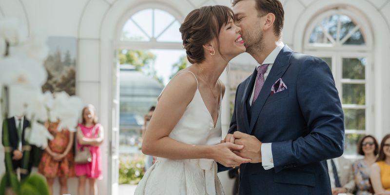 Kurzer Kuss zur Hochzeit im Palmengarten Frankfurt